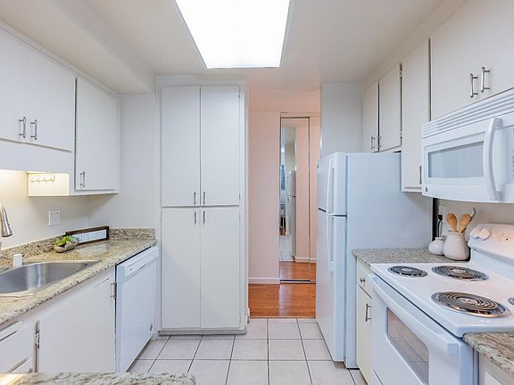 4th image of 1720 Halford Ave APT 131