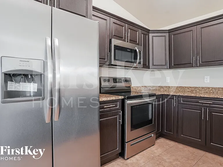 625 SW 13th Ter — Photo 7