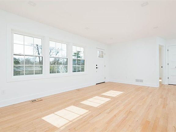 4th image of 2110 W 74th Ter