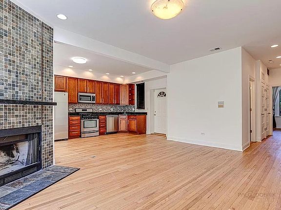 2nd image of 1216 W Thorndale Ave