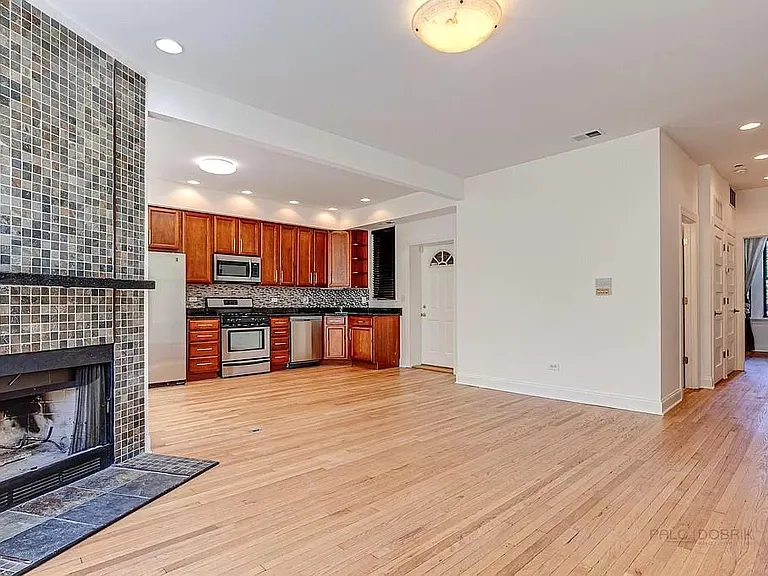 1216 W Thorndale Ave — Photo 2