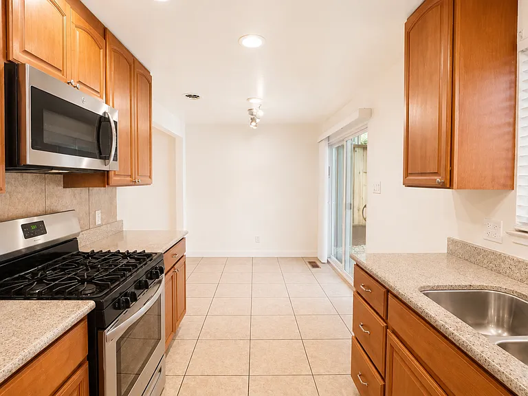 1594 Morgan Ln #A — Photo 12