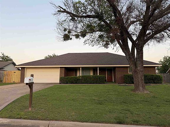 2nd image of 14 SE Camelot Dr