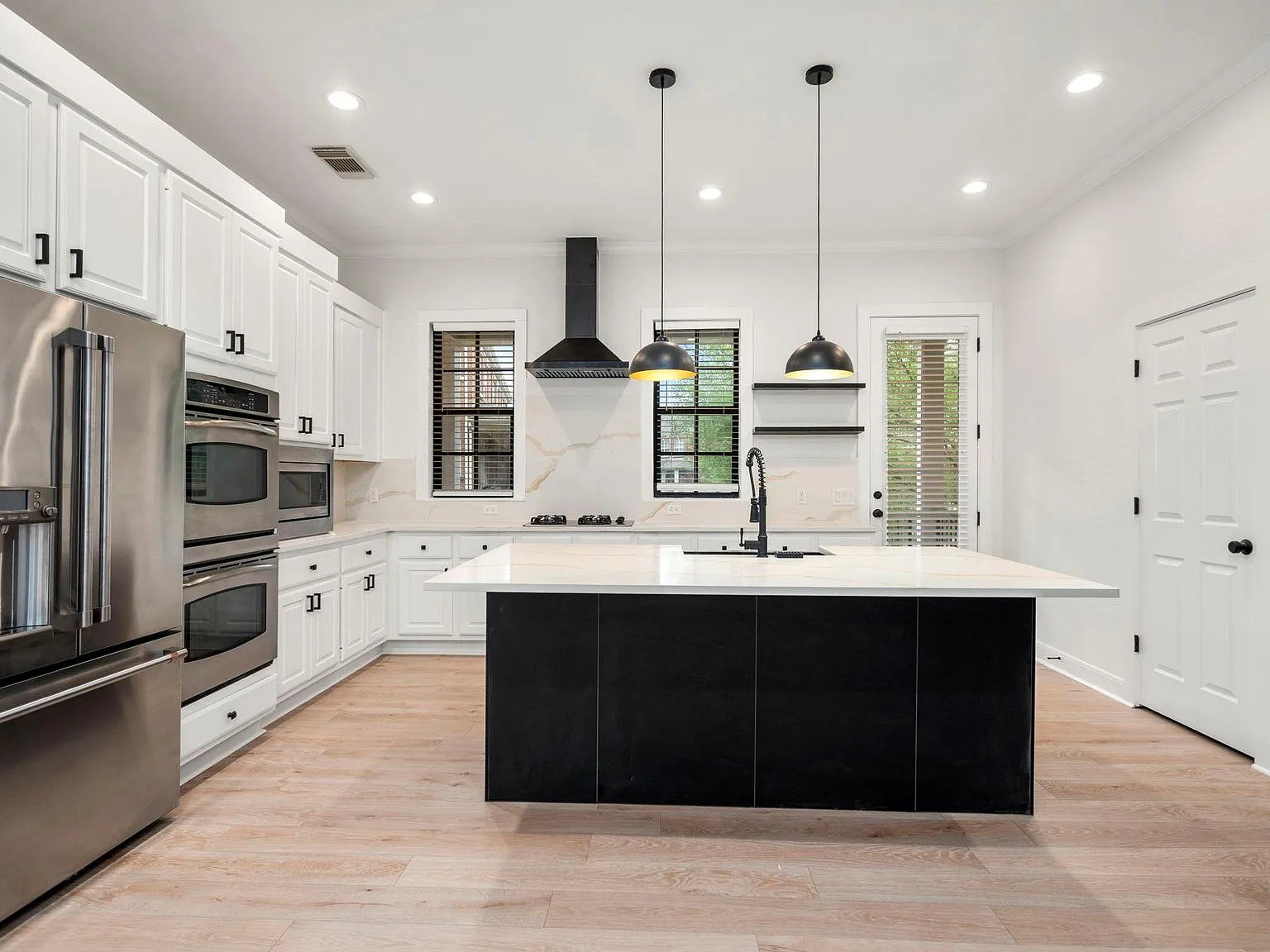 3 bed, 3.5 bath, 2396 sqft, $4,550 — Photo 4