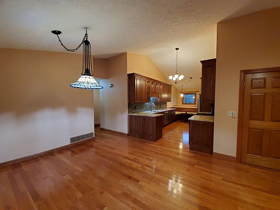 3rd image of 86 E Hiawatha Dr