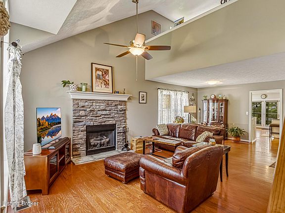 5th image of 11804 Wetherby Ave