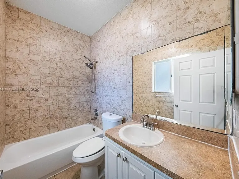 6124 SW 39th St — Photo 18