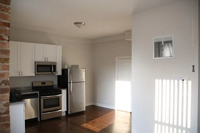 Building Photo - 1447 W 17th St #2M