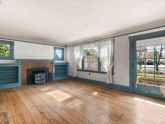 3rd image of 4016 NE 44th St