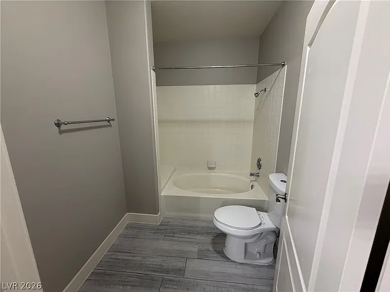 1900 N Torrey Pines Dr #105 — Photo 22