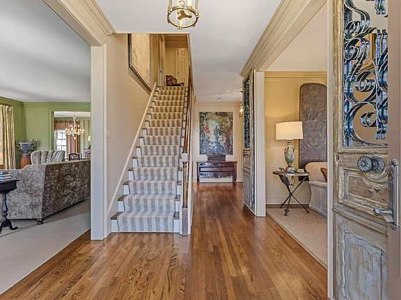 5th image of 400 Colonial Rd