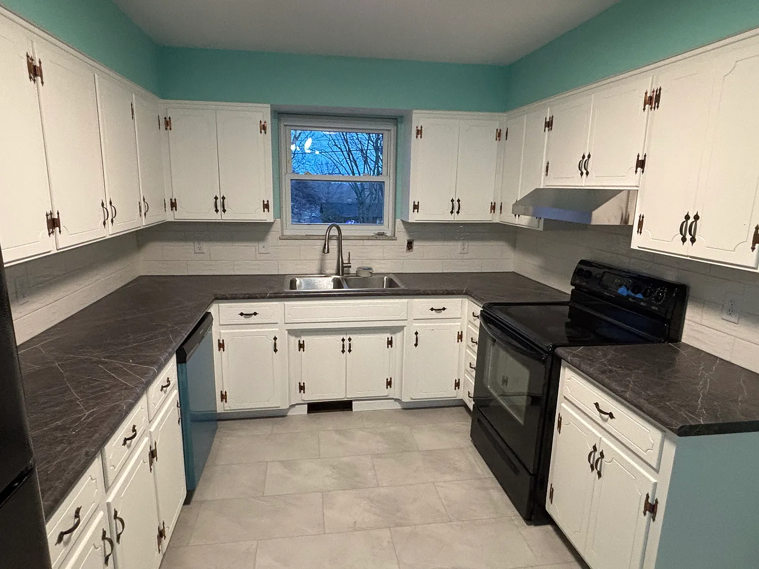 1580 Grandview Dr — Photo 3