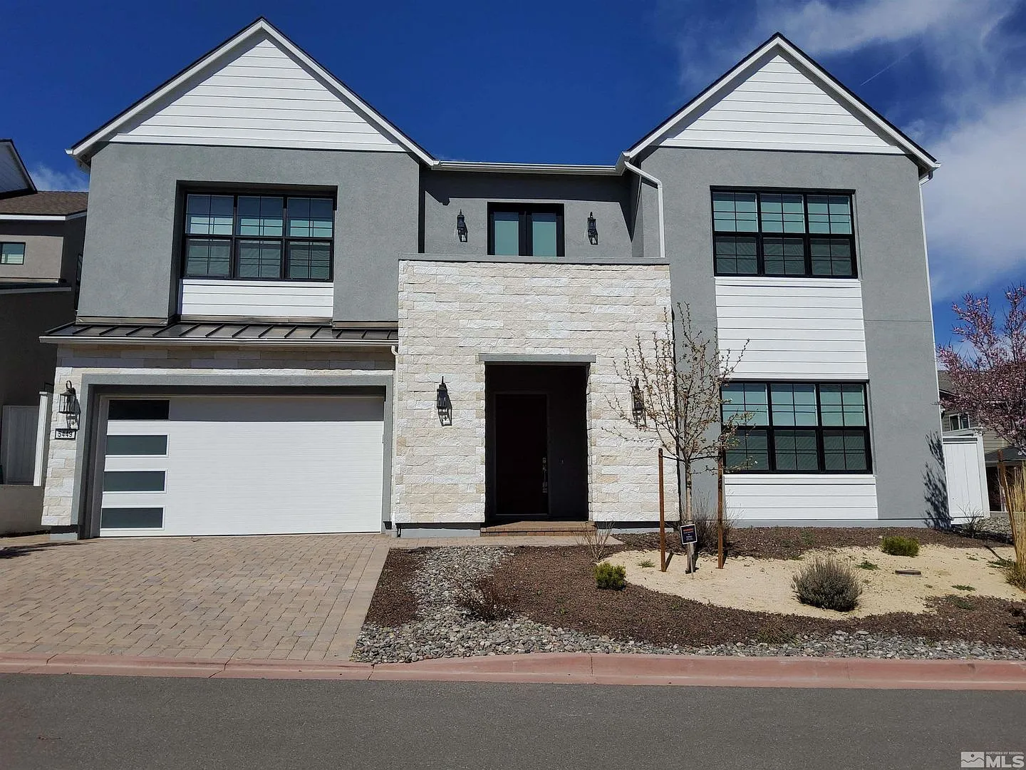 Amazing 5 Bedroom, 6 Bath Home in Gated Community — Photo 1