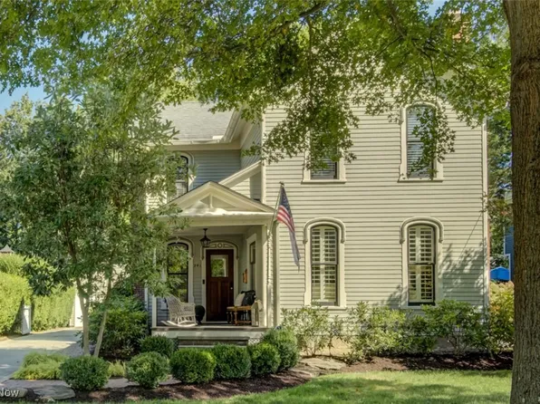 241 S Franklin St, Chagrin Falls, OH 44022