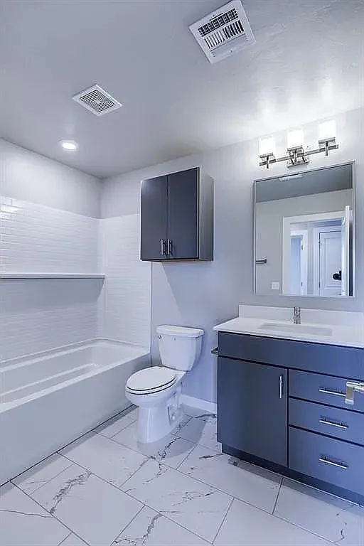 Guest Bath - 15400 Caspian Ln