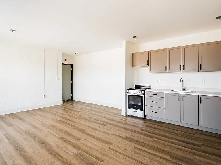 660 Hazelwood — Photo 11