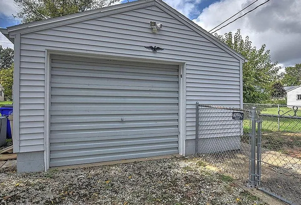 Building Photo - 1047 N Dennis Ave