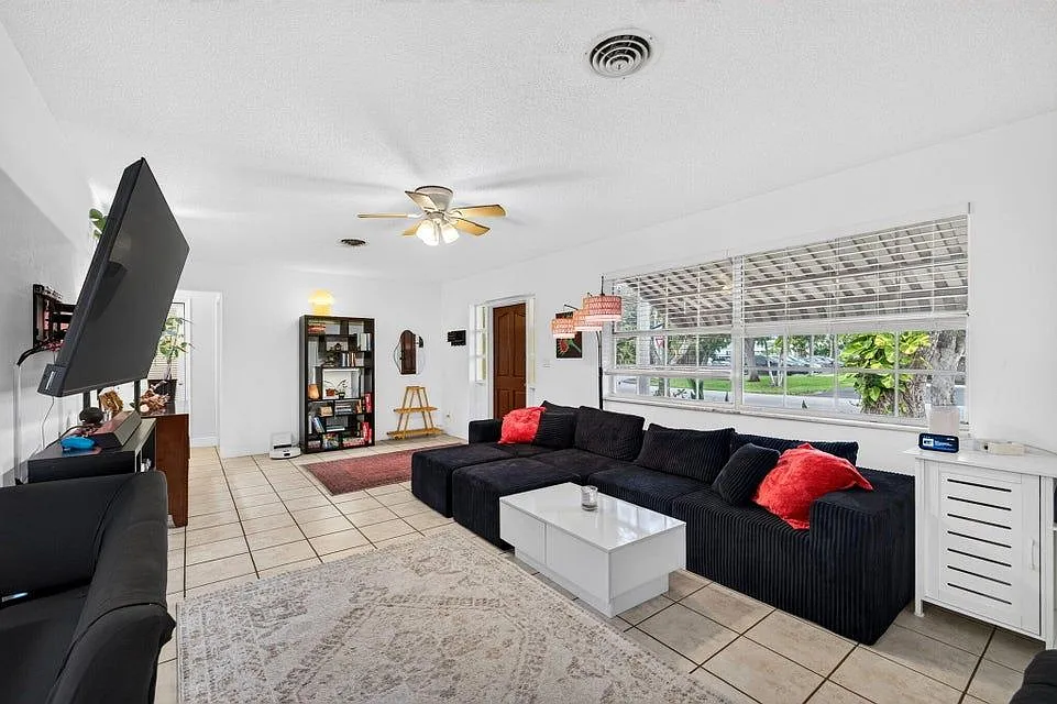 2 bed, 2.0 bath, 1813 sqft, $2,300 — Photo 2