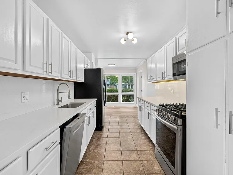 2844 Westlawn St — Photo 11