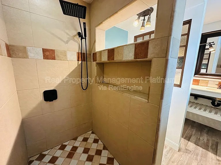 9077 N Fowler Ave — Photo 12