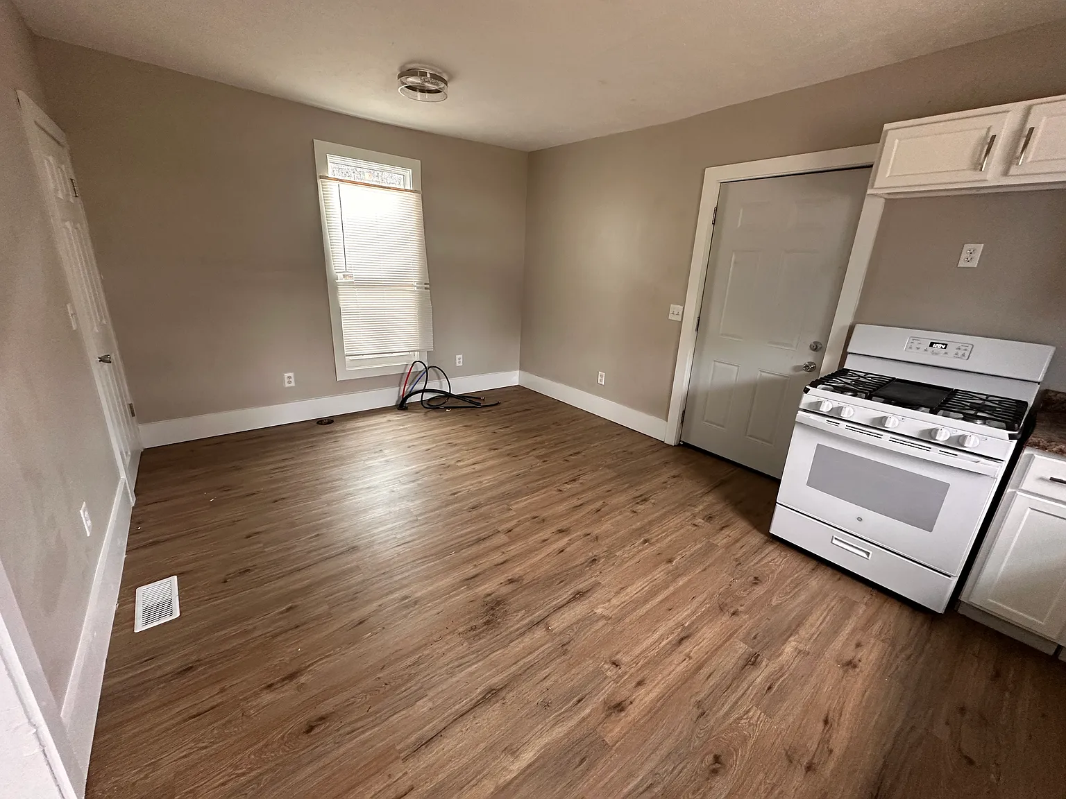 4 bed, 1451 sqft, $1,500 — Photo 3