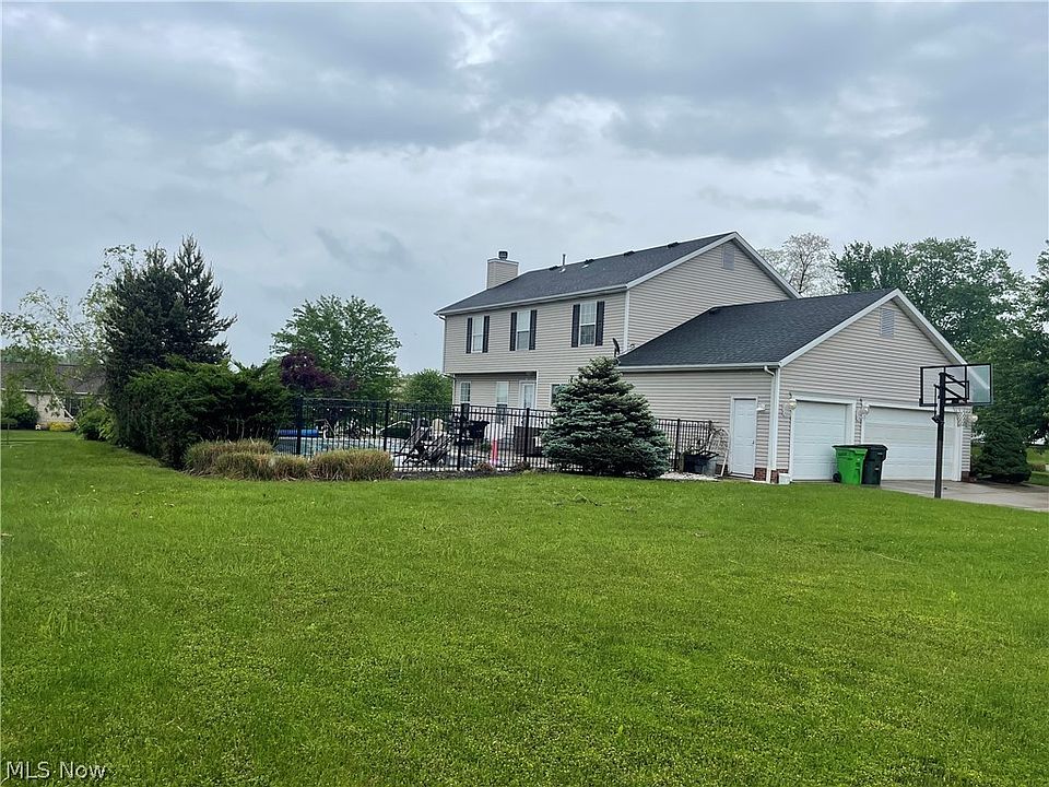2nd image of 2475 Moredale Cir
