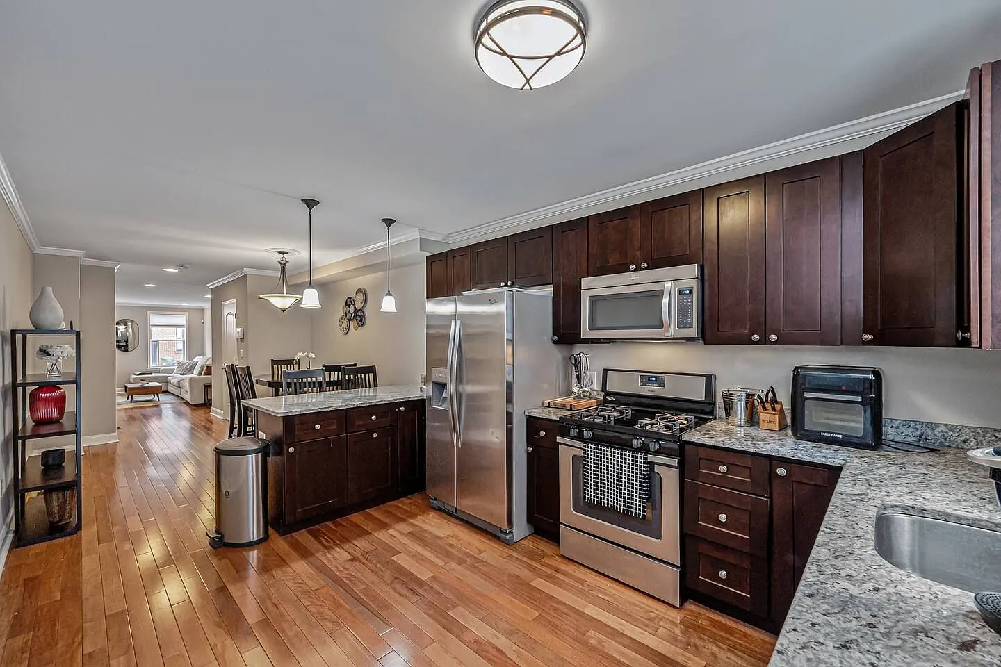 3 bed, 4.0 bath, 1962 sqft, $3,400 — Photo 3
