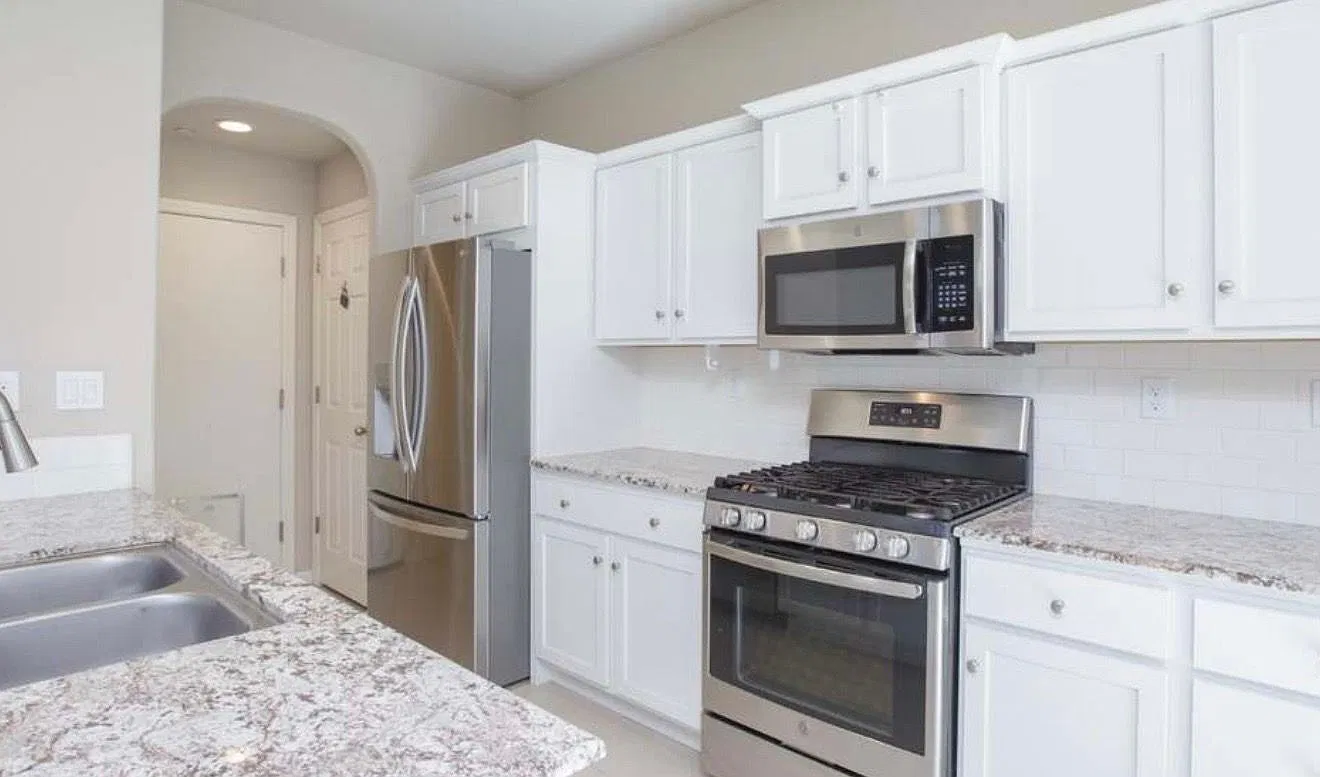 3 bed, 2.5 bath, 1660 sqft, $2,400 — Photo 3