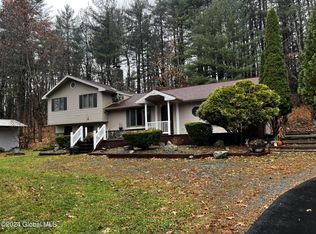 44 Edgewood Dr, Averill Park, NY 12018