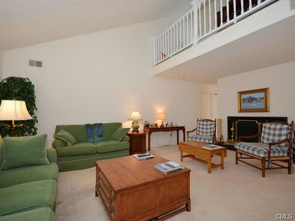 5th image of 27 Rowayton Woods Dr