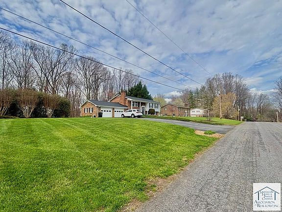 3rd image of 260 Oxford Dr