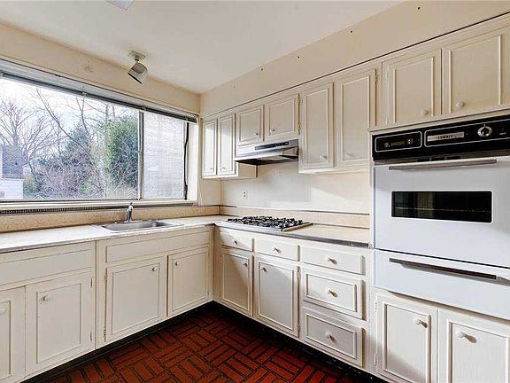 3rd image of 73 Carlton Ave APT D56