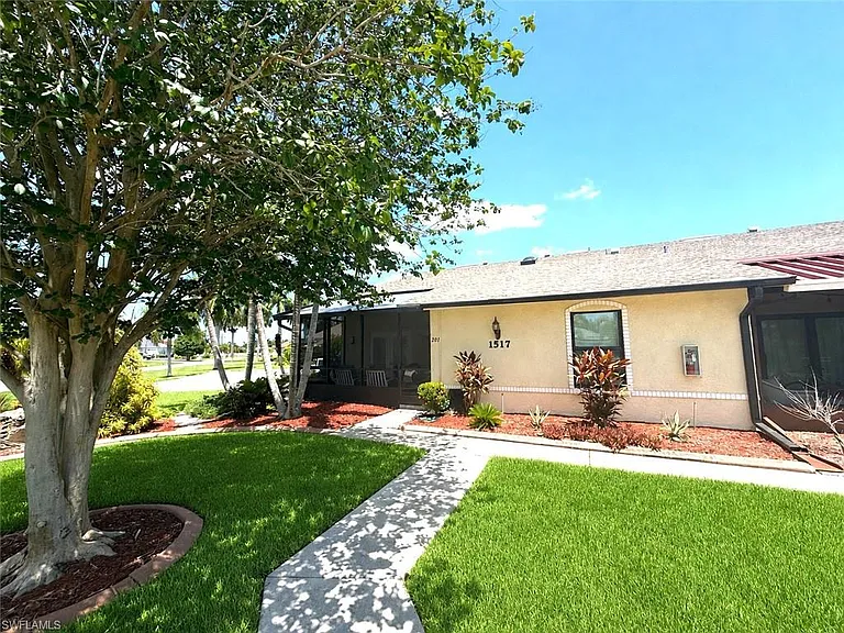 1517 SW 51st Ln #201 — Photo 1