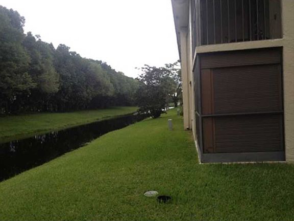 3rd image of 321 Lakeview Dr # 101