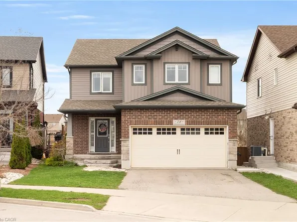 28 Newcastle Ct, Kitchener, ON N2R 0G7