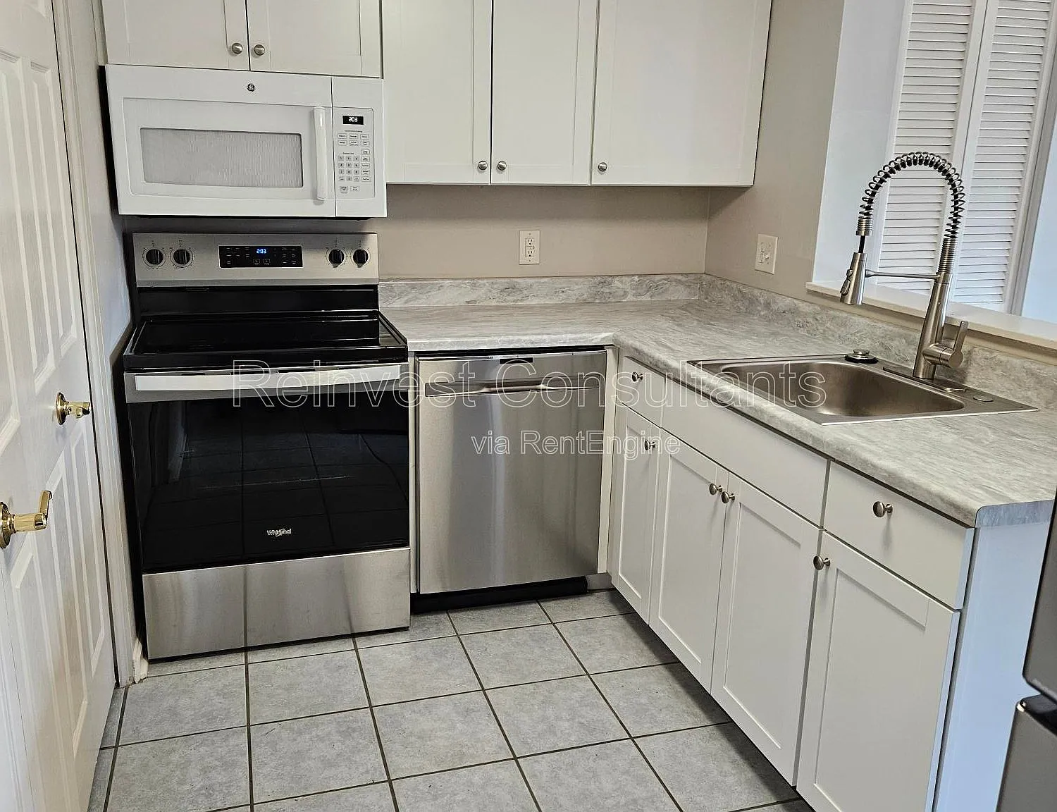2 bed, 1.5 bath, 1080 sqft, $1,420 — Photo 2