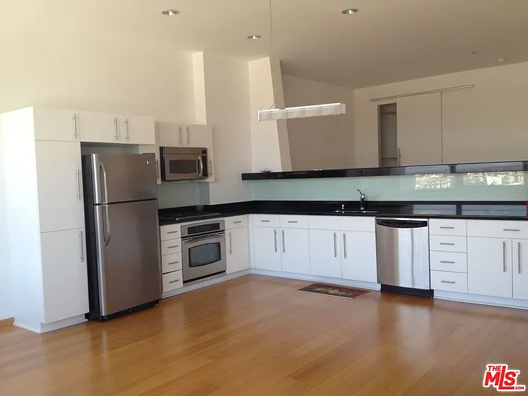 1100 Wilshire Blvd #1805 — Photo 2