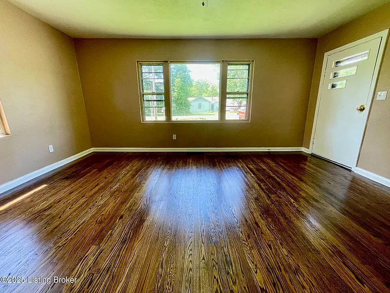 1576 Old Ford Rd — Photo 2