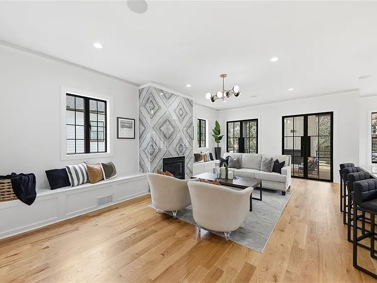 1385 Sylvan Cir NE — Photo 3
