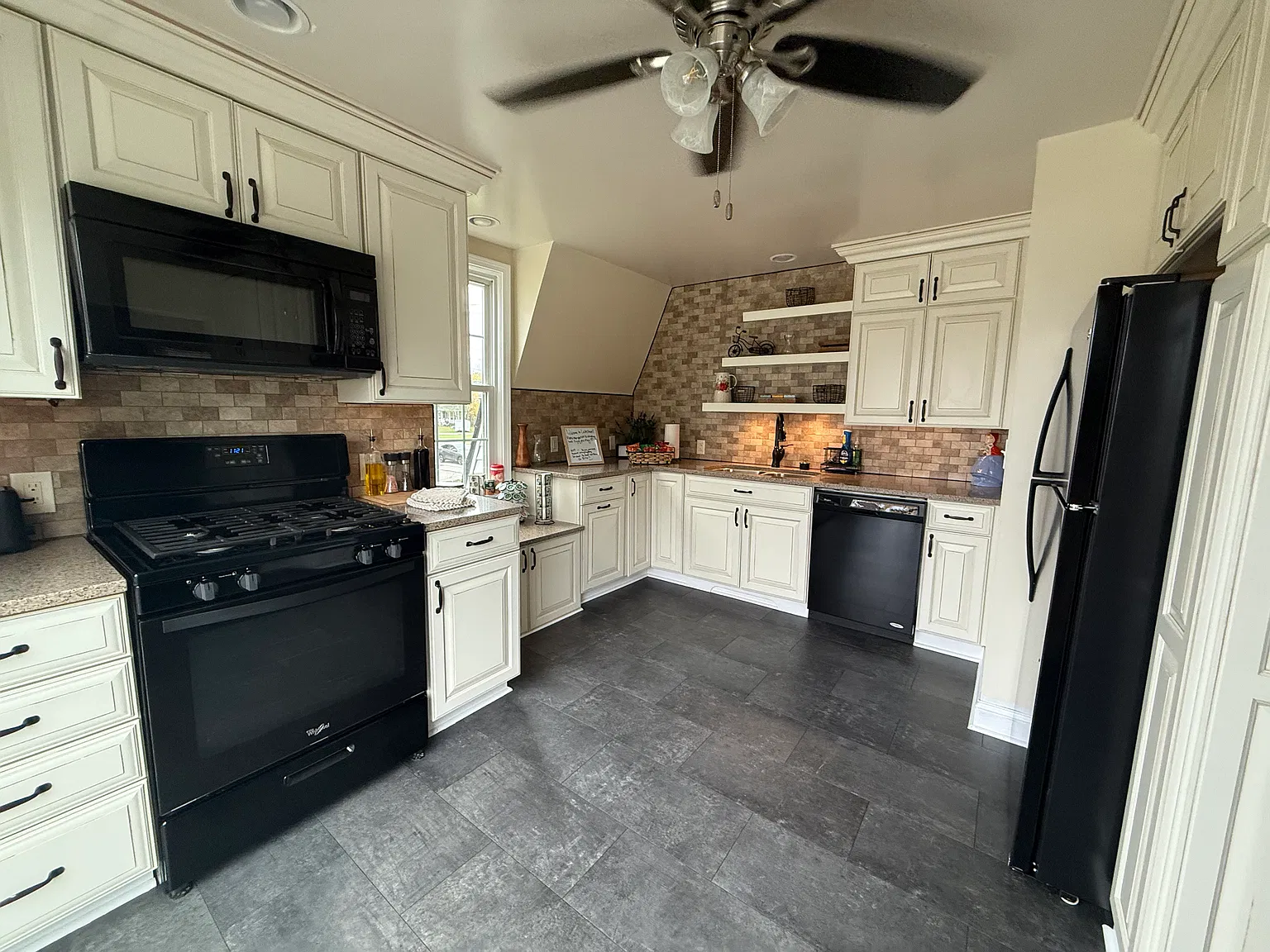 2 bed, 1100 sqft, $2,600 — Photo 4