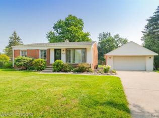 4020 Silver Birch Dr, Waterford, MI 48329