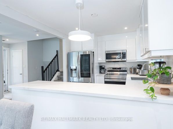 11 Seaton Dr, Aurora, ON L4G 2J9