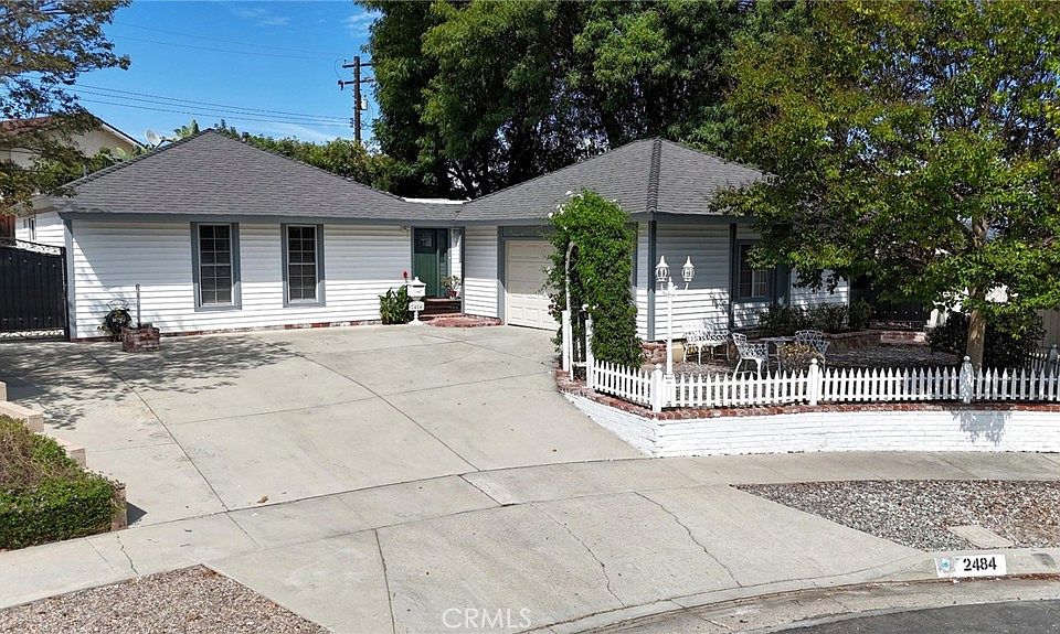 1st image of 2484 Cambridge Ave