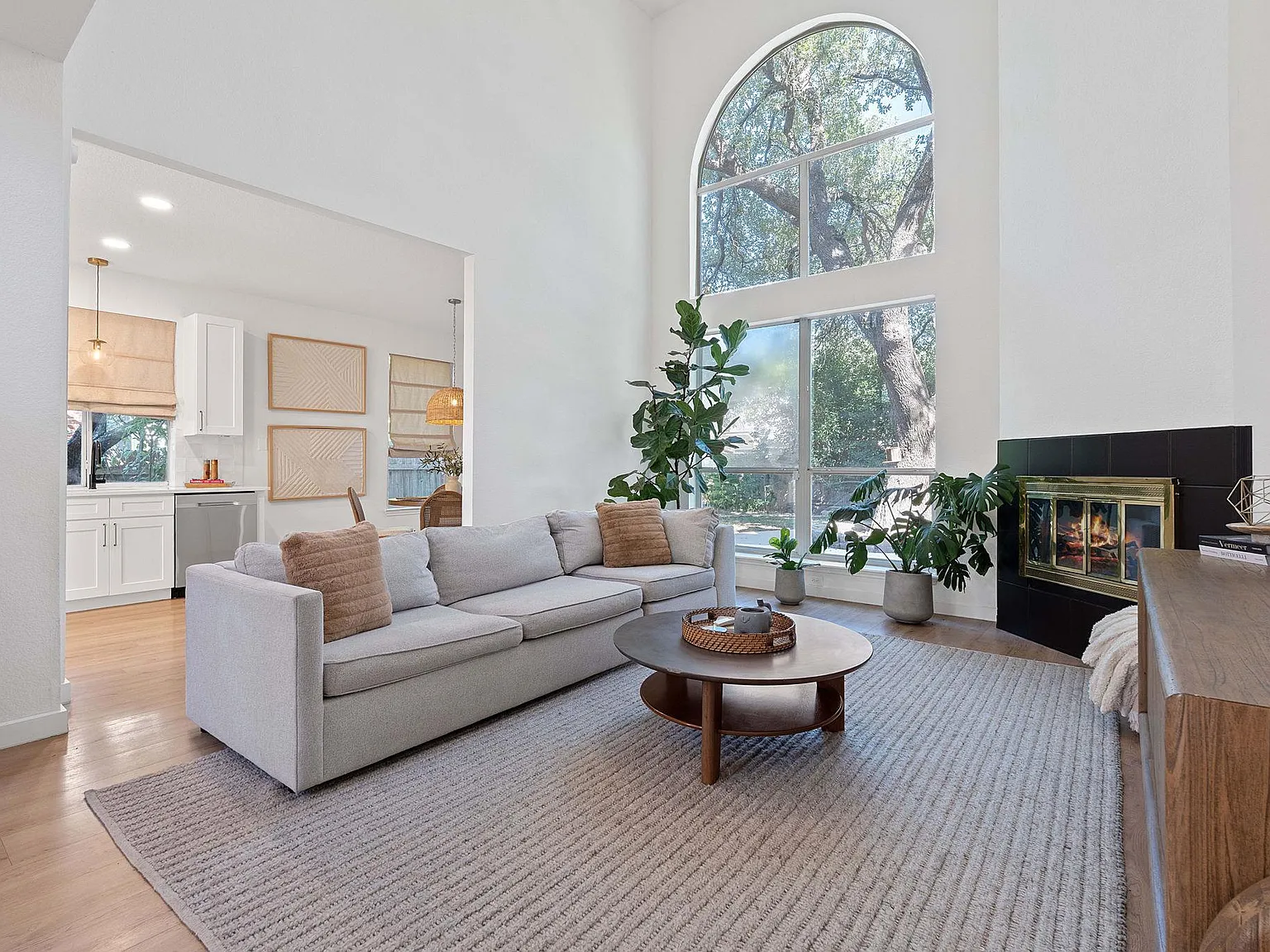 4 bed, 2.5 bath, 2300 sqft, $3,000 — Photo 4