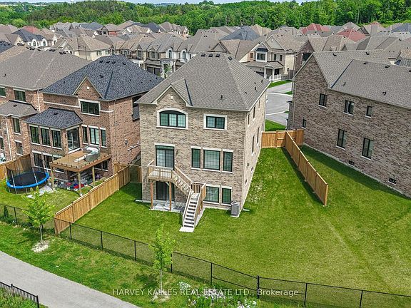 2nd image of 4 Meadow Vista Cres