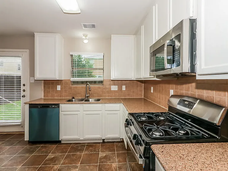 20730 Dickinson Manor Ln — Photo 9
