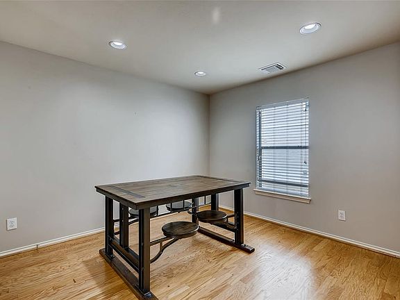 4th image of 926 W Heights Hollow Ln