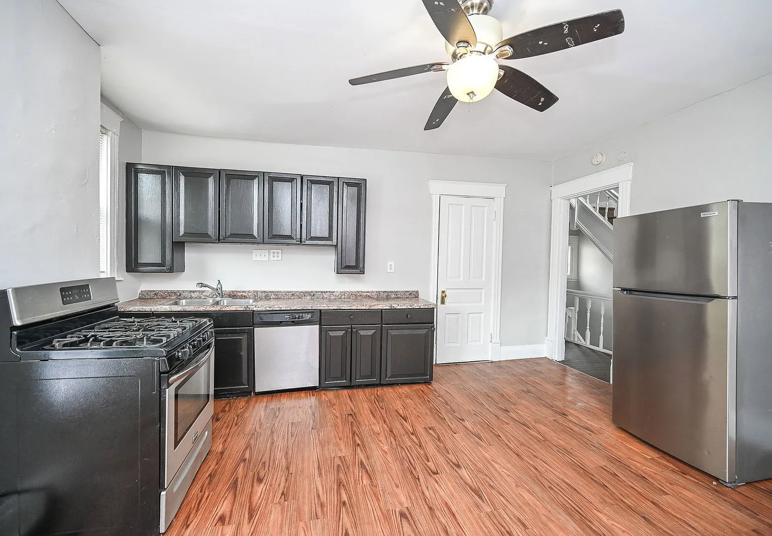 7 bed, 2.0 bath, 2706 sqft, $4,625 — Photo 2
