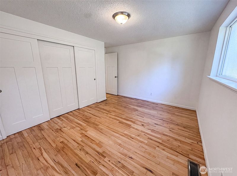 4th image of 712 141st Street E