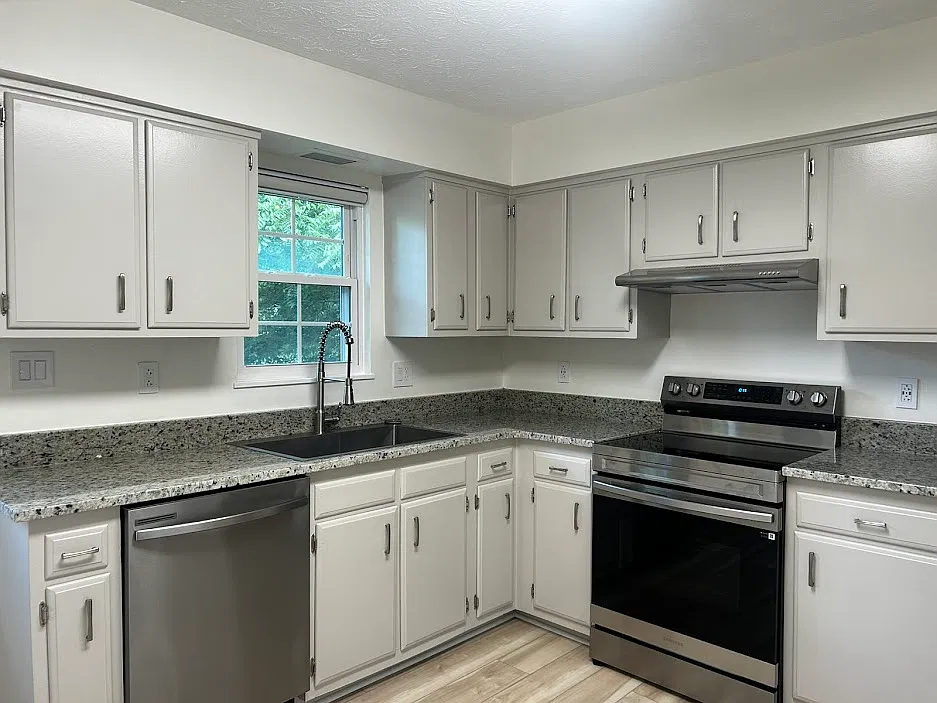 3 bed, 1.5 bath, 1100 sqft, $1,600 — Photo 2